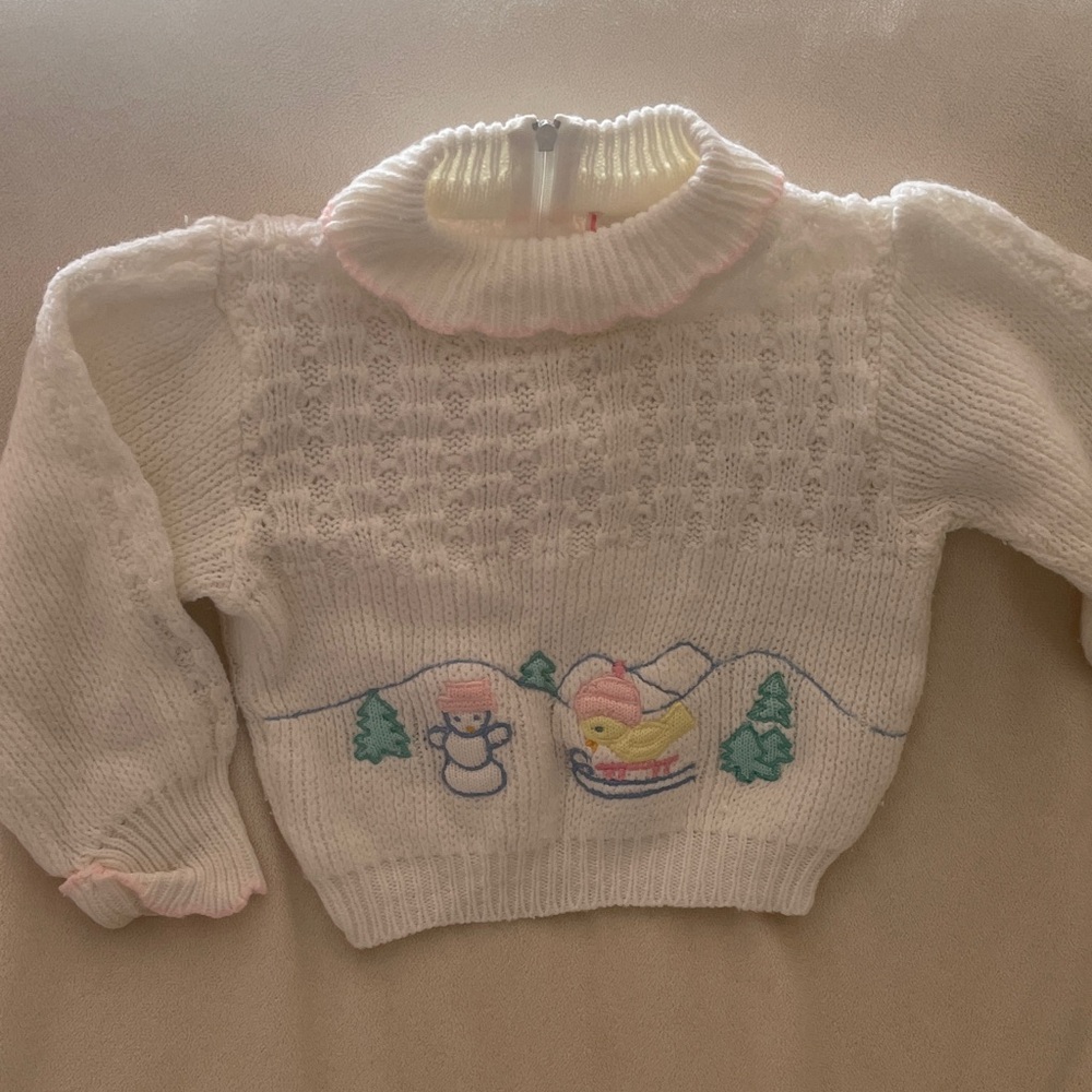 Charming Vintage White Knit Sweater with Snow Scene